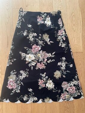 Tenax Made In Italy Black Floral Scalloped Hem Midi Skirt